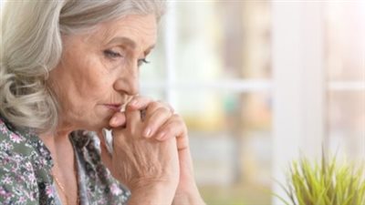 أعراض انقطاع الطمث في سن الخمسين.. 8 علامات شائعة وأخرى غريبة جدًا