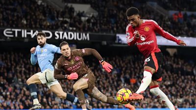 مانشستر سيتي يخطف فوزا مثيرا من مانشستر يونايتد في قمة الدوري الإنجليزي