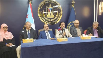 برئاسة علي هيثم الغريب.. فريق التواصل وتعزيز الوعي السياسي يلتقي النقابات العمالية والمدنية في عدن (صور)