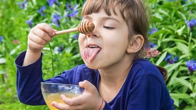 فوائد العسل للأطفال على الريق والسن المناسب لتناوله بأمان