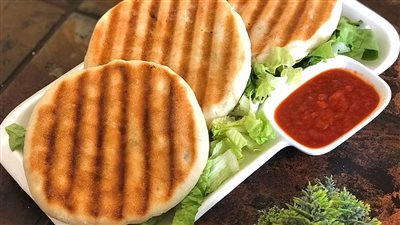 وصفات أكل سهلة وسريعة للغداء.. بانيني بالسبانخ مع سلطة الكينوا بالرمان