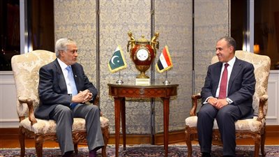 وزير الخارجية يلتقي بنائب رئيس وزراء ووزير خارجية باكستان