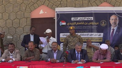 فريق التواصل وتعزيز الوعي السياسي يلتقي بالشخصيات الاجتماعية والقبلية بمديريتي لودر ومكيراس بأبين (صور)