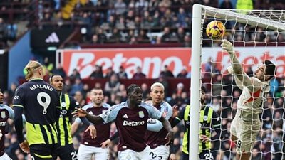 حارس مانشستر سيتي يدخل تاريخ الدوري الإنجليزي بتصدي أسطوري (صور)