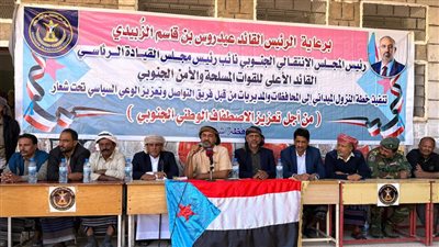 فريق التواصل وتعزيز الوعي السياسي بالانتقالي الجنوبي باليمن يلتقي بأبناء مديرية عرماء في شبوة (صور)