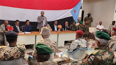 فريق التواصل وتعزيز الوعي السياسي يعقد لقاءا مع القيادات العسكرية والأمنية في محافظة أرخبيل سقطرى (صور)