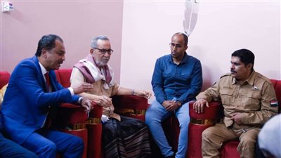 فريق التواصل وتعزيز الوعي السياسي بالانتقالي الجنوبي باليمن يزور أسرة الشهيد عمر علي بازنبور بالمكلا