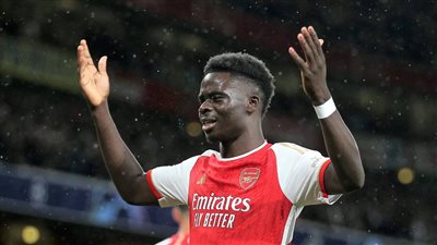 ضربة موجعة لفريق أرسنال.. تحديد مدة غياب ساكا بسبب الإصابة
