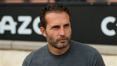 رسميا.. فالنسيا يقرر إقالة مدربه قبل مواجهة ريال مدريد