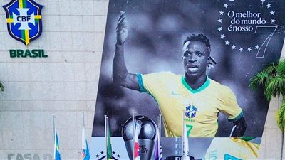 تكريما له.. الاتحاد البرازيلي يضع صورة فينيسيوس على واجهة مقره