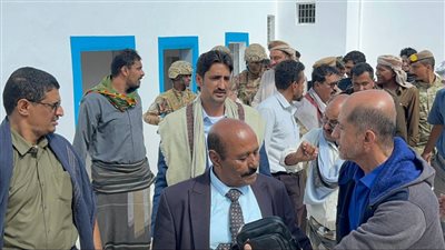 فريق التواصل وتعزيز الوعي السياسي بالانتقالي الجنوبي باليمن يزور مركز الشرطة بمديرية الروضة في شبوة (صور)