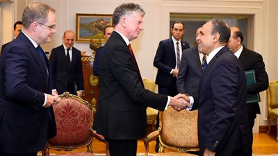 وزير الخارجية والهجرة يستقبل مستشار الأمن القومي البريطاني