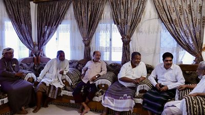 رئيس تنفيذية انتقالي حضرموت يزور المناضلين أحمد وعبدالعزيز بامعلم بالمكلا (صور)