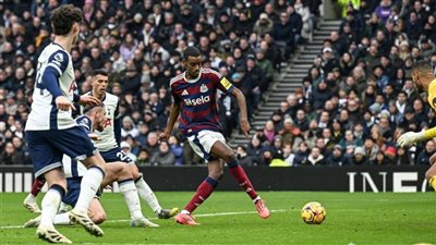 الفوز الخامس تواليا.. نيوكاسل يونايتد يُسقط توتنهام في الدوري الإنجليزي