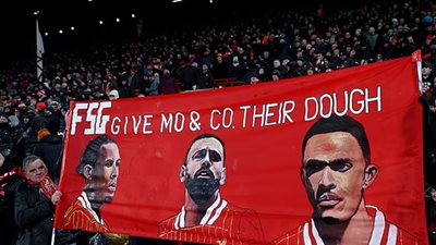 جماهير ليفربول توجه رسالة للإدارة بشأن الثلاثي صلاح وفان دايك وأرنولد