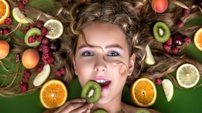 أكل يعطي نضارة للوجه.. 6 أطعمة تُصلح ما يُفسده الشتاء في الجلد