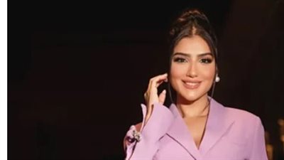 بفستان كلاسيك باللون البنفسجي الفاتح 