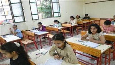 توافد طلاب صفوف النقل بالجيزة على المدارس لأداء أول امتحانات الترم الأول