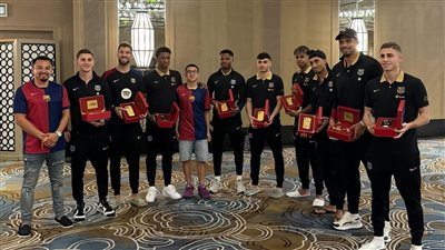 بالاسم والرقم.. آيفون ذهبي هدية لنجوم برشلونة قبل لقاء ريال مدريد (صور)