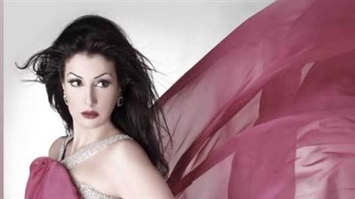 ذو ظهر مفتوح.. غادة عبدالرازق تشارك الجمهور جلسة تصوير عمرها 16 عامًا.. فستان وردي جريء (صور)