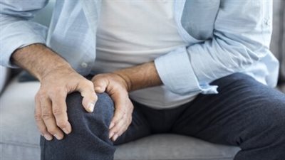 علاج آلام الركبة في المنزل وخطوات تشخيص الألم طبيًا