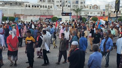 بدء توافد الحشود إلى ساحة العروض بعدن للتنديد بتدهور الأوضاع وتردي الخدمات الأساسية (صور)