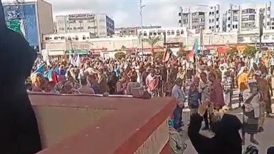 شاهد الآن.. فيديو يوثق ساحة العروض بالعاصمة عدن بعد وصول بدء توافد الحشود للتنديد بتدهور الأوضاع بجنوب اليمن 