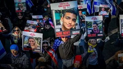 أقارب جنود يحتجون أمام وزارة الدفاع الإسرائيلية للمطالبة بإنهاء الحرب