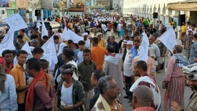 وقفة احتجاجية سلمية.. أبناء وادي وصحراء حضرموت يتجمعون أمام مجمع الإدارات الحكومية بسيئون