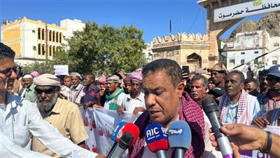 وقفة احتجاجية كبرى بمدينة المكلا تندد بالواقع وتطالب بتحسين الأوضاع المعيشية والاقتصادية (صور)