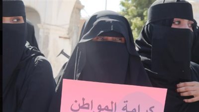 وقفة احتجاجية بالمكلا تطالب بتحسين الخدمات وتدعو المجلس الرئاسي باليمن والحكومة لتحمل مسؤولياتها (صور)