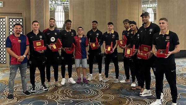 بالاسم والرقم.. آيفون ذهبي هدية لنجوم برشلونة قبل لقاء ريال مدريد (صور)