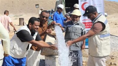 الهلال الإماراتي يدشن مشروع حفر بئر مياه ارتوازية في منطقة العظيبة بمديرية غيل باوزير 