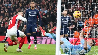 أرسنال يتعثر أمام أستون فيلا في مواجهة مثيرة بالدوري الإنجليزي