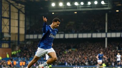 إيفرتون ينتزع فوزا مثيرا من توتنهام بالدوري الإنجليزي