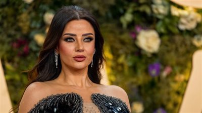 مرتدية فستانا باللون الأسود اللامع مكشوف الكتفين.. رضوى الشربيني تتصدر التريند(صور) 