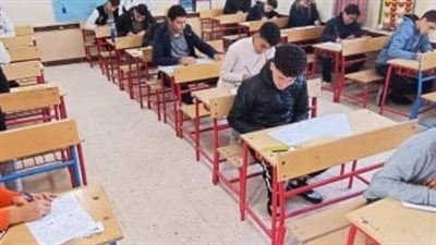 توافد طلاب الشهادة الإعدادية 2025 على اللجان لأداء امتحانى الإنجليزى والكمبيوتر