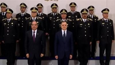 الرئيس السيسي يتوسط الصورة التذكارية خلال الاحتفال بعيد الشرطة المصرية الـ73