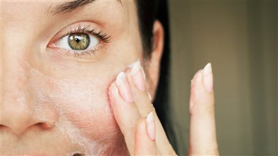 سبب البشرة الدهنية وكيفية العناية بها بـ 5 خطوات