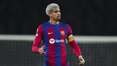 رسميا.. برشلونة يعلن تمديد تعاقده مع مدافعه رونالد أراوخو