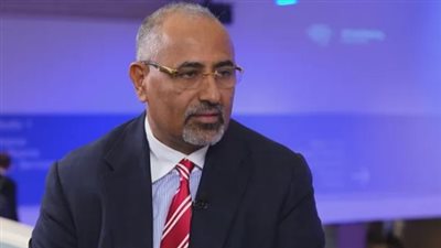  نائب رئيس مجلس القيادة الرئاسي باليمن يُعزَّي الدكتور زكريا الهدياني وإخوانه بوفاة والدهم 