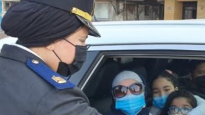 الداخلية توزع الهدايا على المواطنين بالشوارع احتفالا بعيد الشرطة 25 يناير 