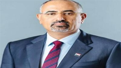 نائب رئيس مجلس القيادة الرئاسي باليمن يُعزَّي العميد خالد العكيمي بوفاة والدته