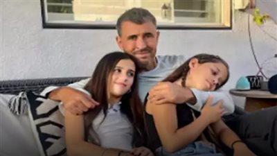 النجم كاظم الساهر في أحدث ظهور مع طفلتين.. والجمهور: 