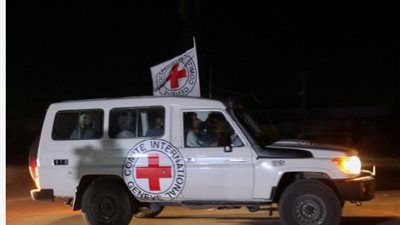 الصليب الأحمر يوقع وثائق تسلم اثنين من المحتجزين الإسرائيليين في غزة