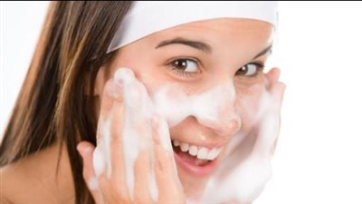 طريقة تنظيف الوجه بـ 6 خطوات موصي بها من خبراء الجلدية