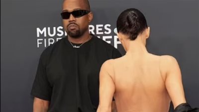 زوجة كاني ويست.. فستان عاري يخطف الأنظار في حفل جوائز الغرامي ويثير الجدل