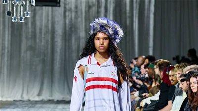 ما سرّ ارتداء عارضة أزياء قميصا ممزقا لنادي الزمالك؟