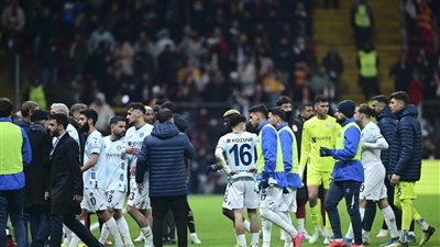 انسحاب لاعبو أضنة سبور من مباراة جلطة سراي في الدوري التركي