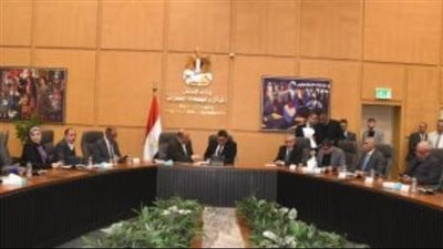 وزير الإسكان المصري يعقد اجتماعه الدوري مع أعضاء مجلسي 